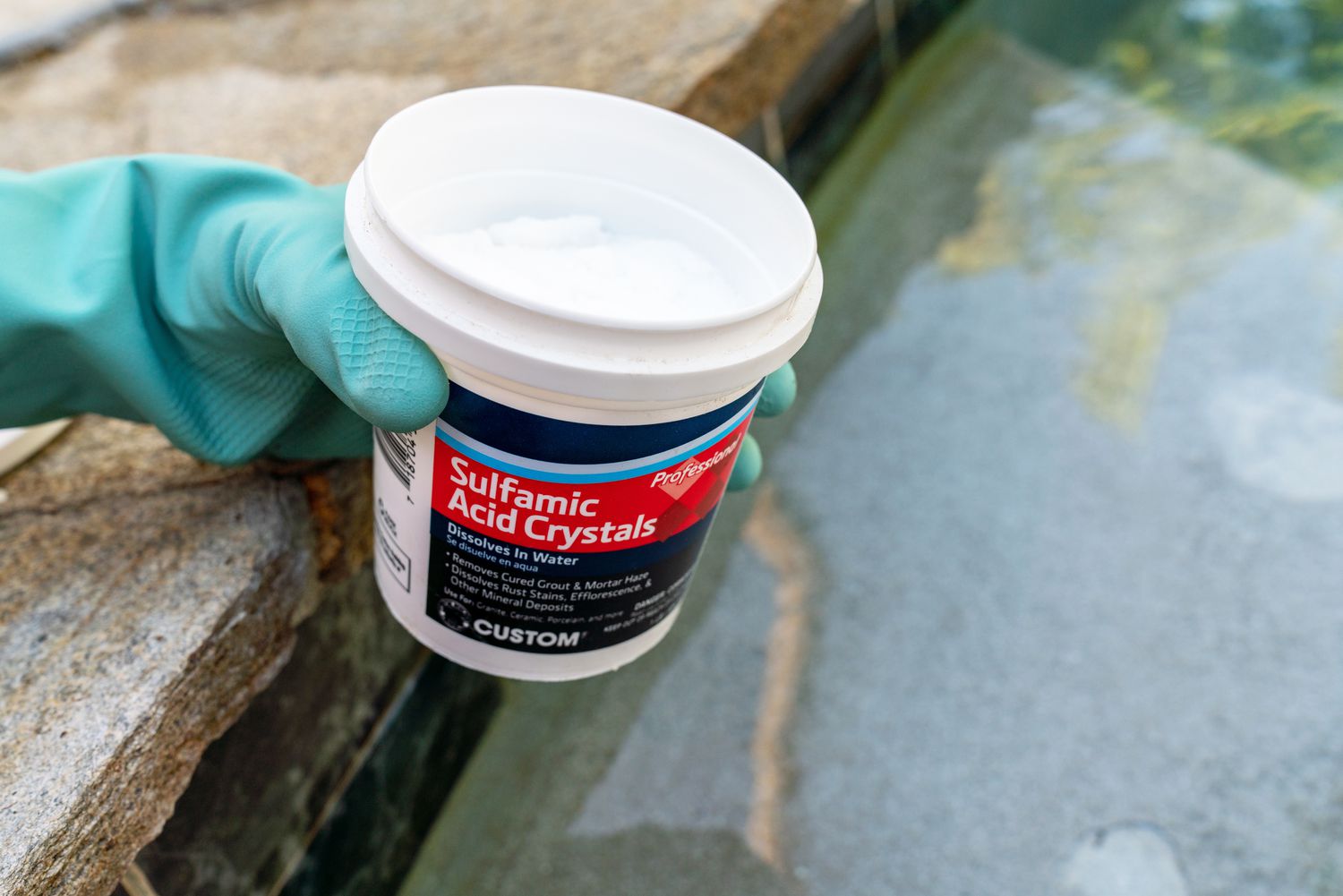 Recipiente de limpador de azulejos com cristais de ácido sulfâmico para remover o acúmulo de azulejos da piscina