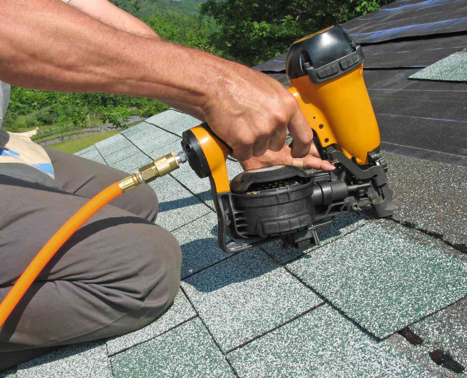 Roofing nail gun