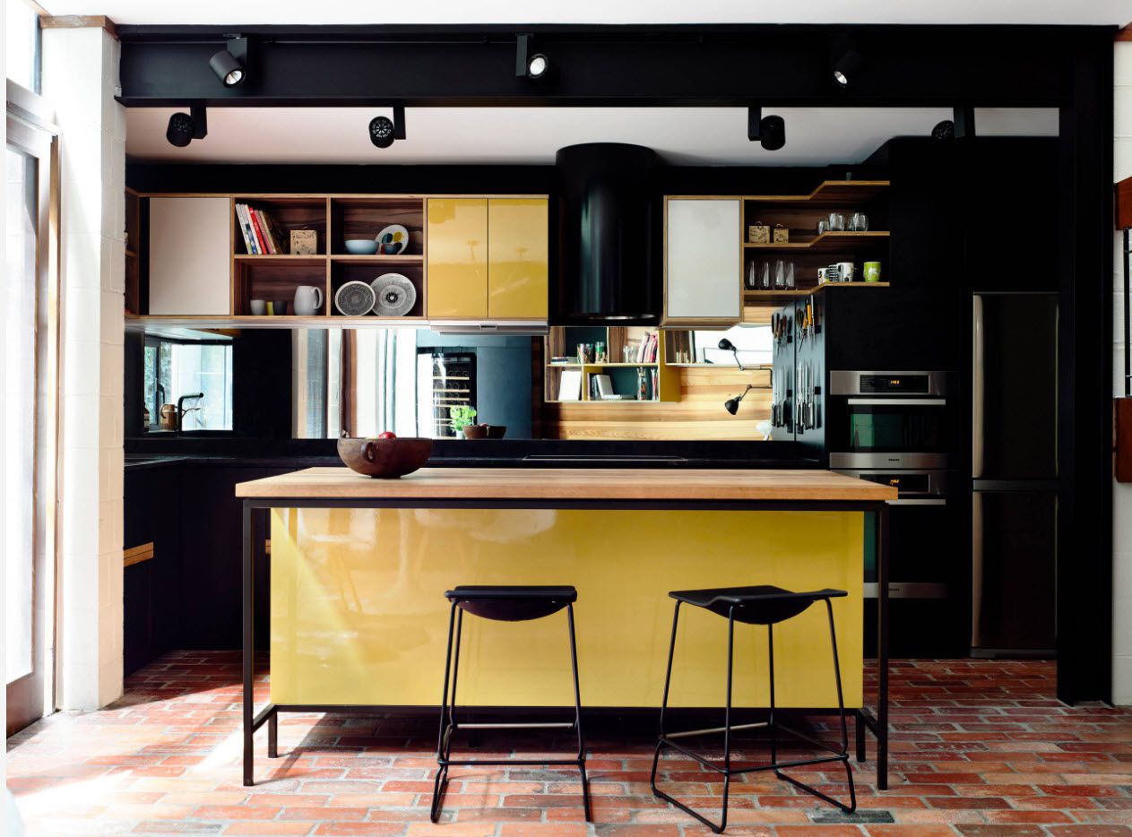 cocina moderna amarilla y negra