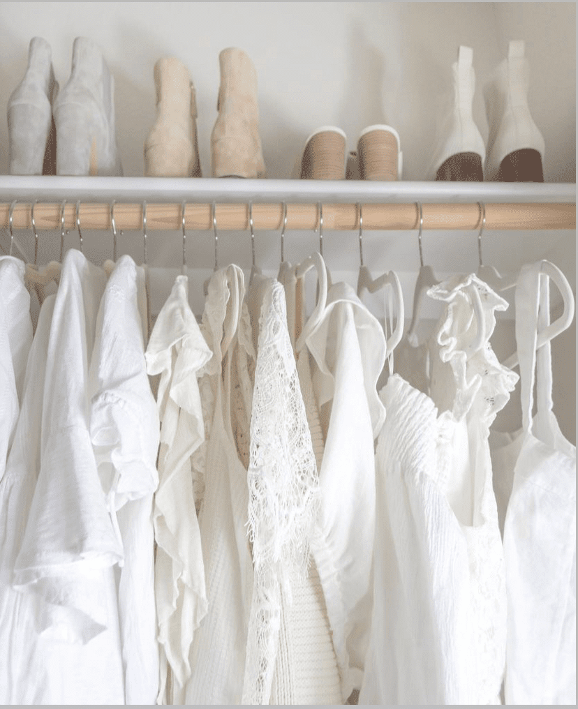 weiße Schuhe auf Regal im Schrank