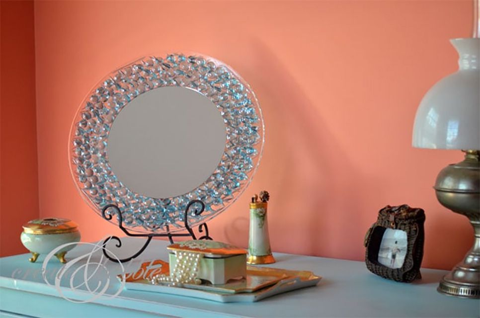 Un miroir rond avec des pierres précieuses bleues