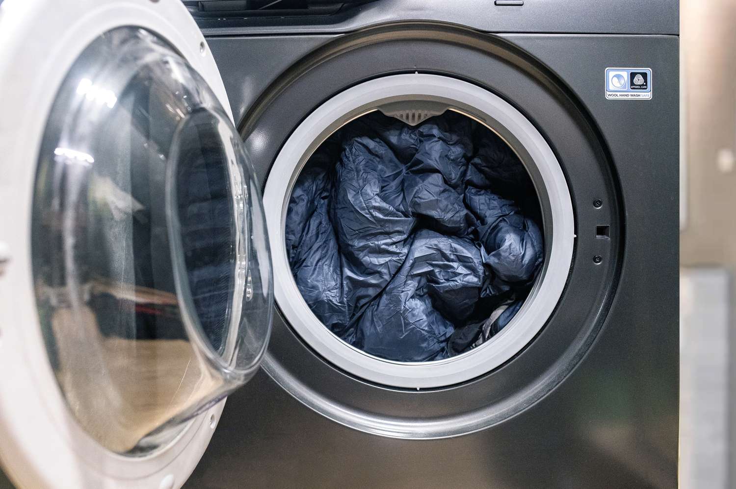 Blauer Kunstfaserschlafsack in der Waschmaschine