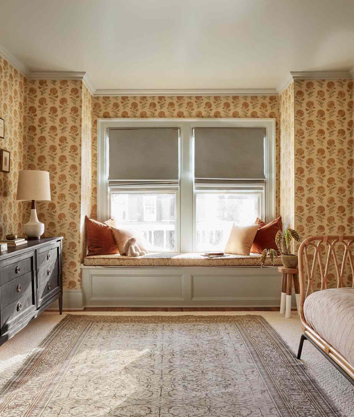 Traditionelles Schlafzimmer im Vintage-Stil mit gelben, geblümten Wänden, Korb- und Holzmöbeln
