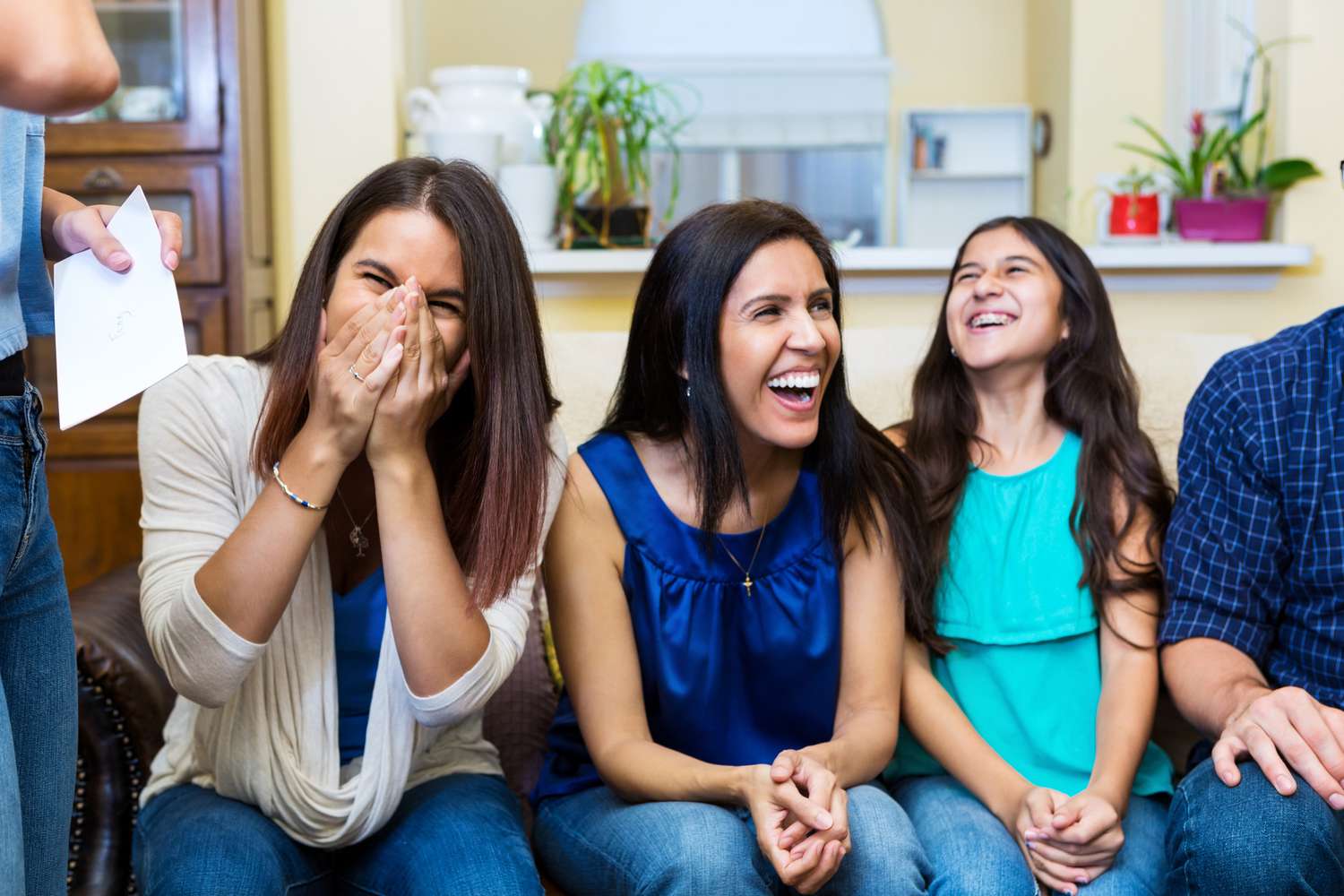 Familie lacht zusammen