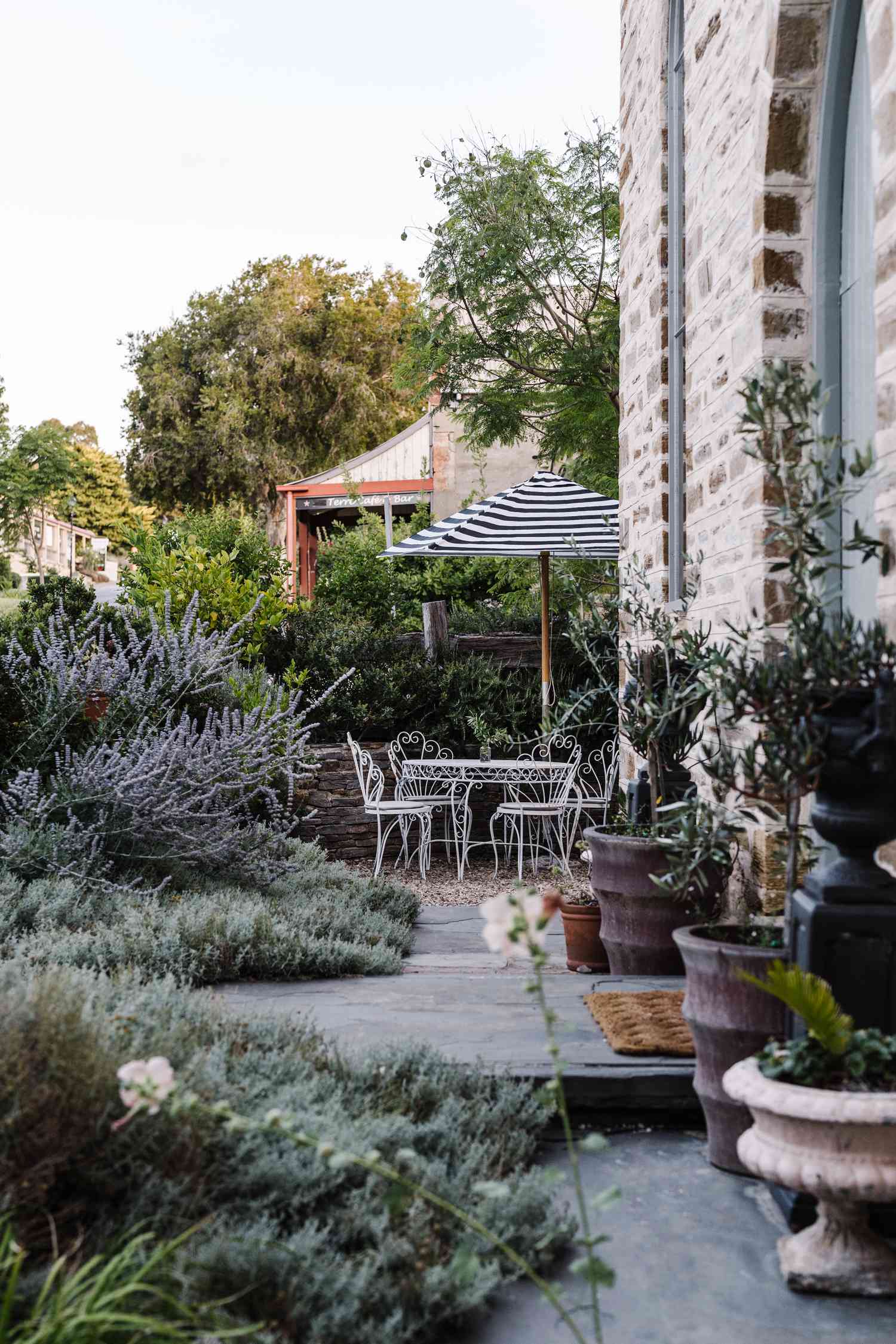 Garten im Außenbereich des Kirchengebäudes