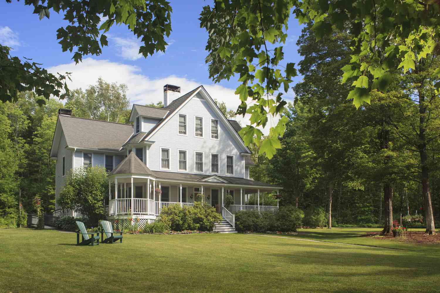 Maison victorienne avec pelouse et grand porche d'entrée en été