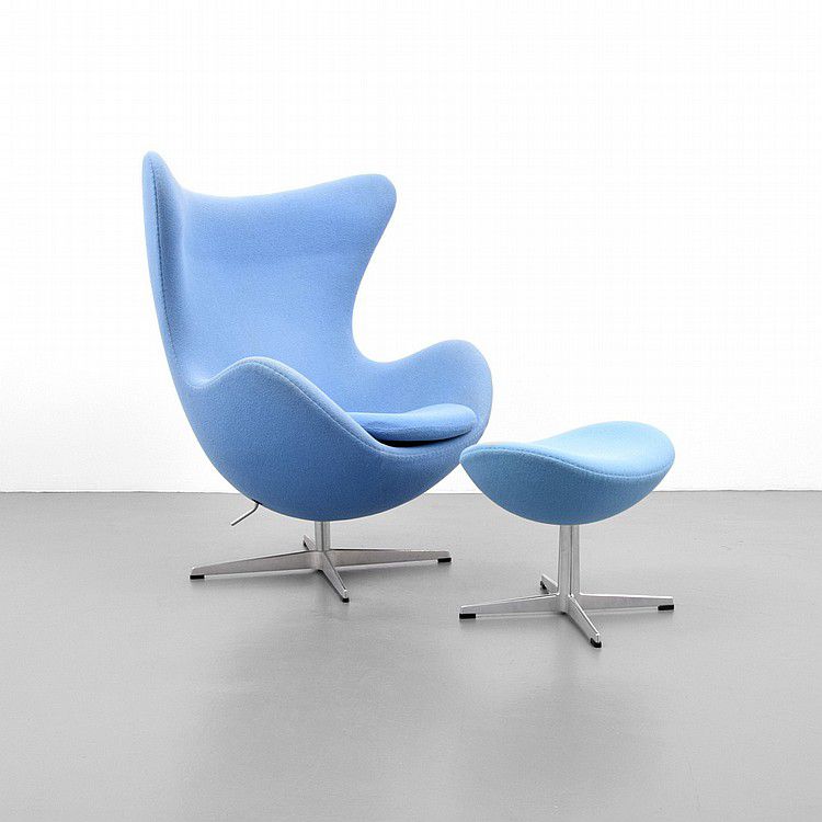 Version contemporaine de la chaise Egg d'Arne Jacobsen et du pouf assorti avec l'étiquette Fritz Hansen.