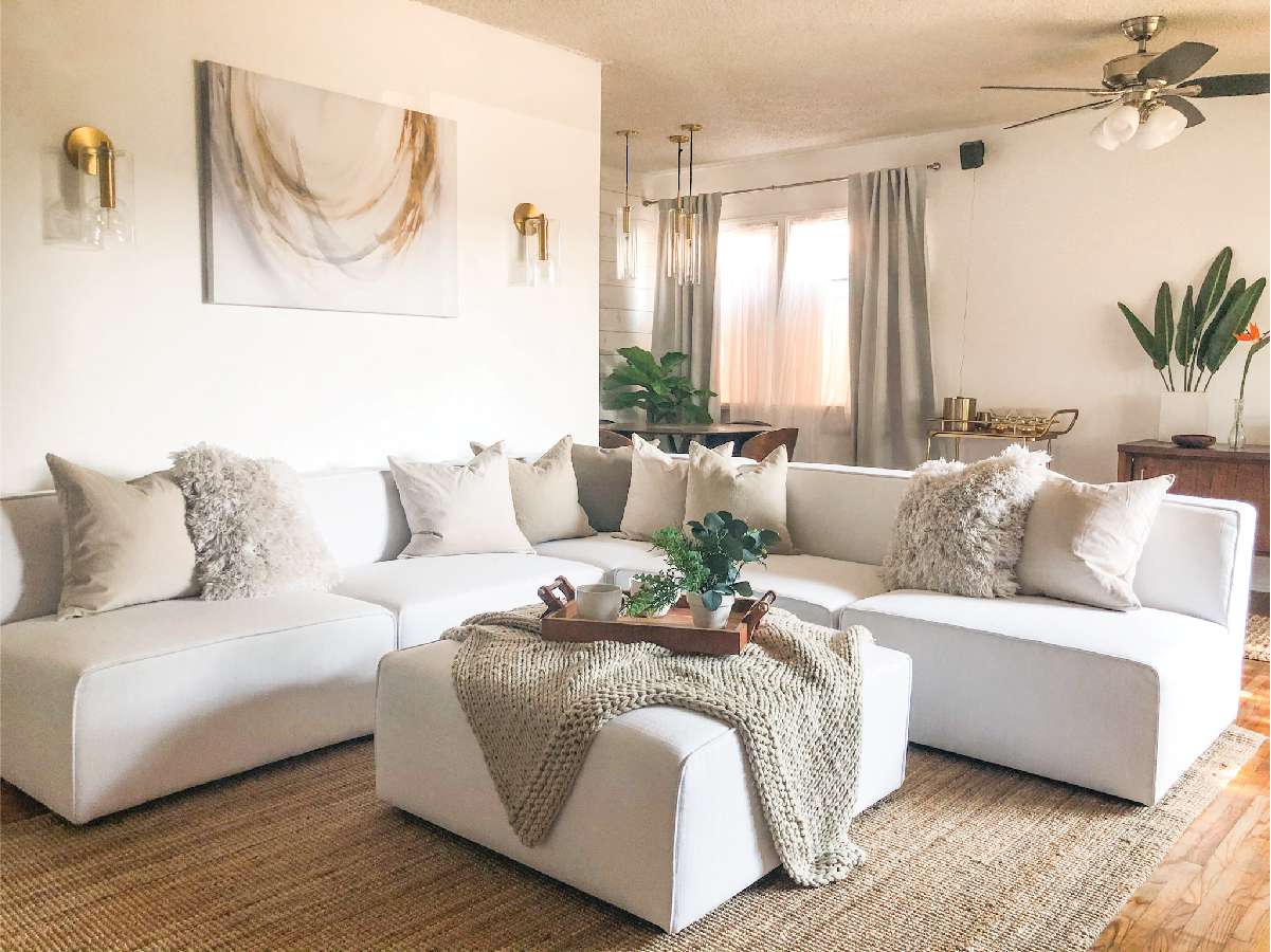 modernes Wohnzimmer mit großer Couch