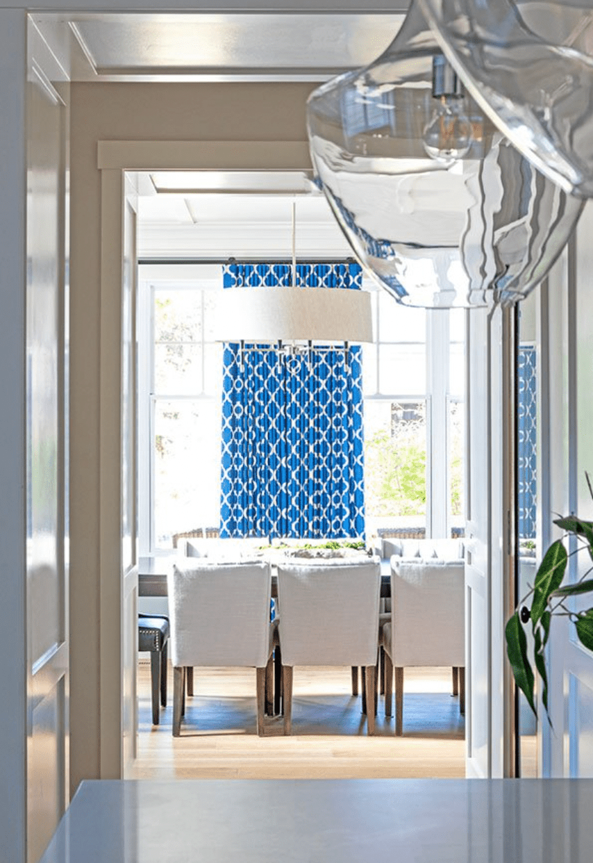 cortinas geométricas azules y blancas