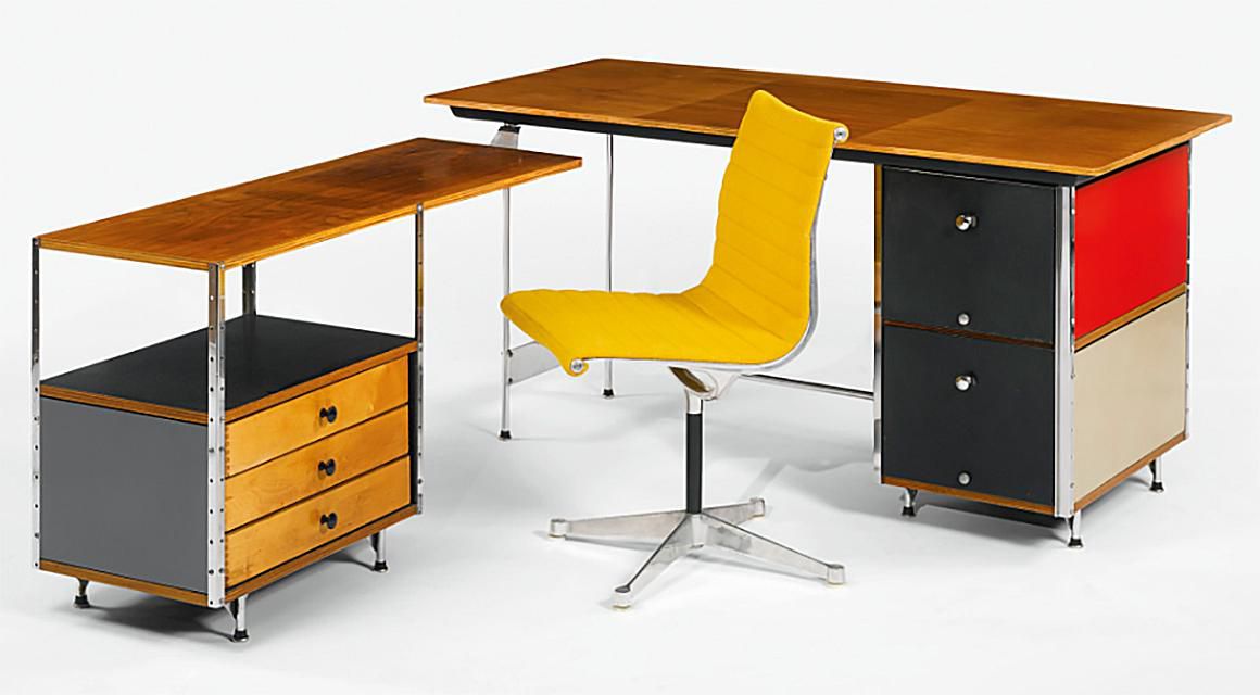 Eames-Schreibtisch und -Return, um 1954, und Beistellstuhl, um 1958.