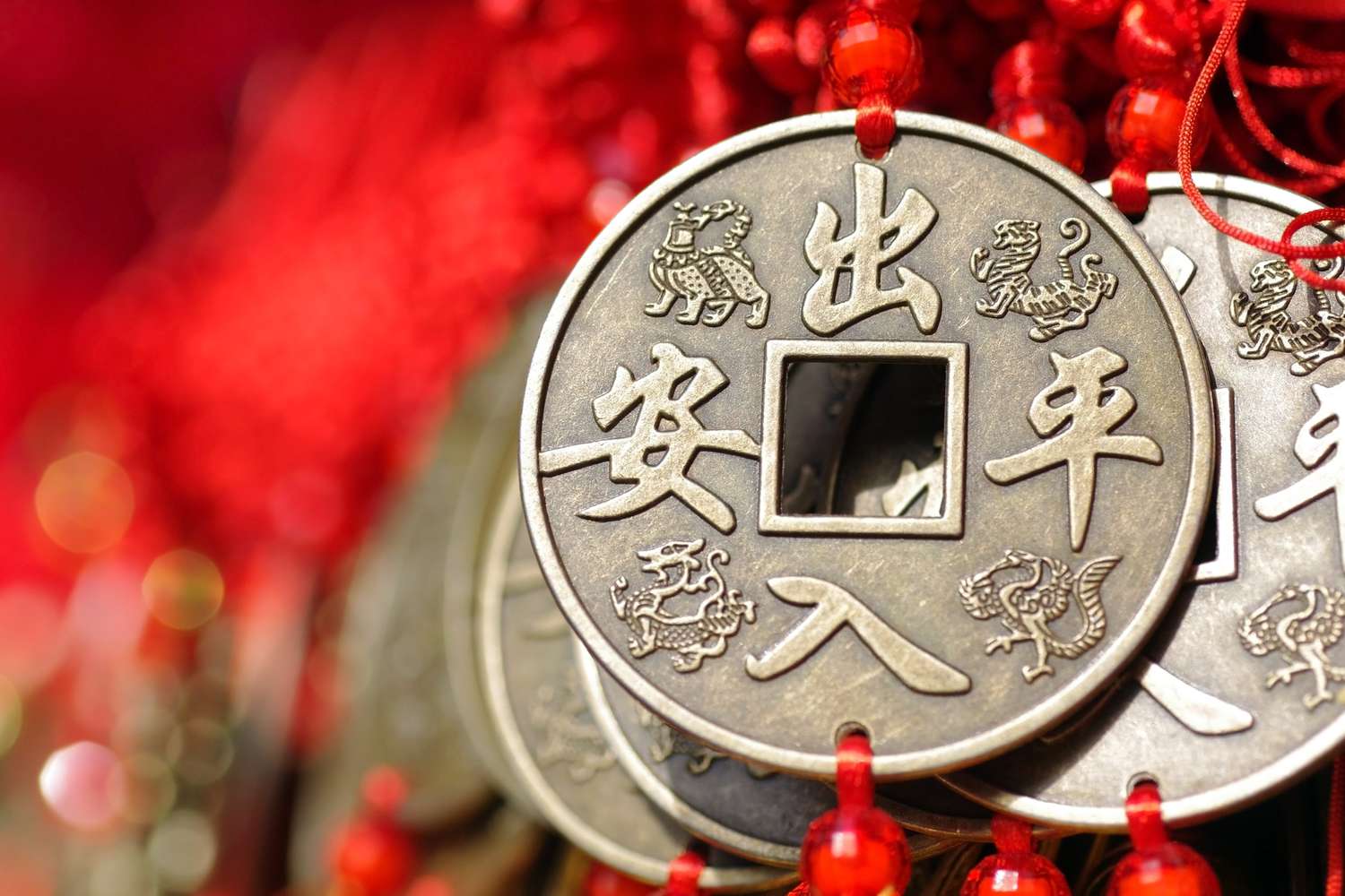 Decoraciones de borlas de nudos chinos con reproducciones de antiguas monedas de cobre.