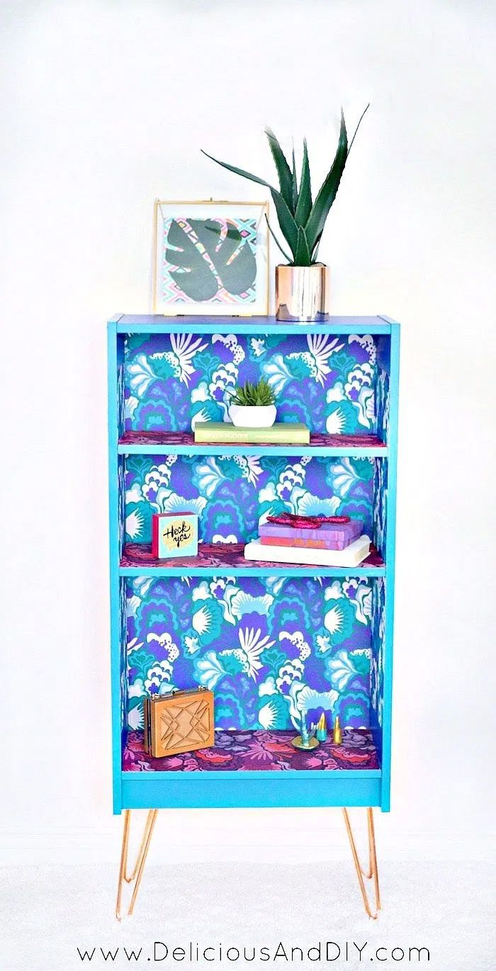 Ein blaues Bücherregal mit tropischem Thema