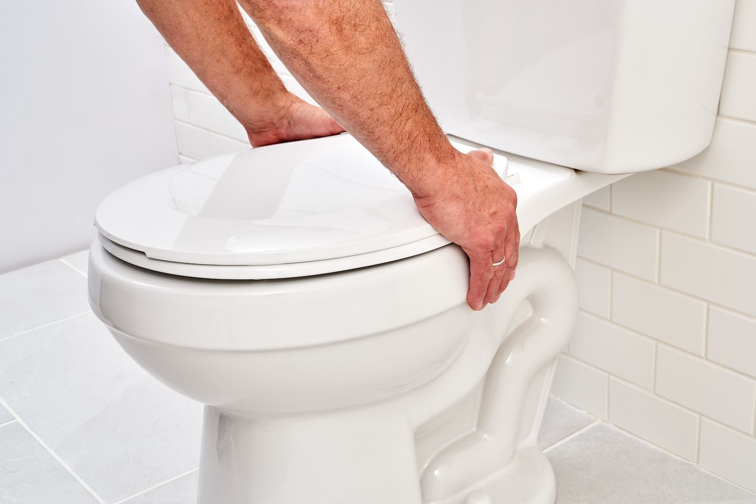 Toilette an Ort und Stelle setzen, Schraubenlöcher mit Toilettenboden ausrichten