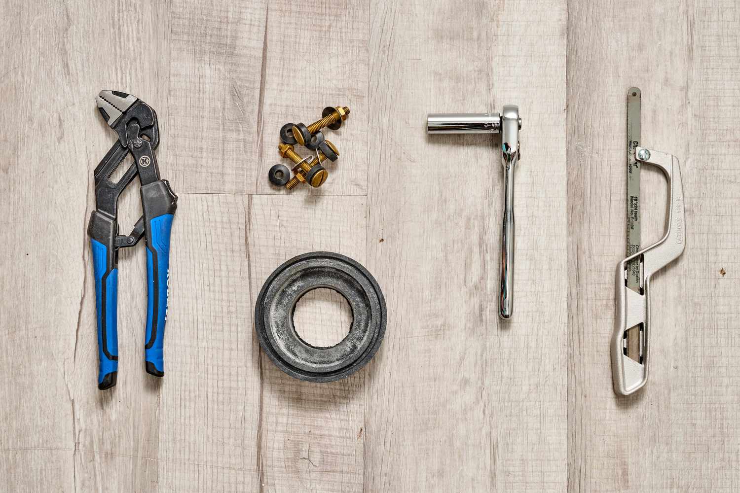 Materiales y herramientas para arreglar una fuga en un inodoro asistido por presión