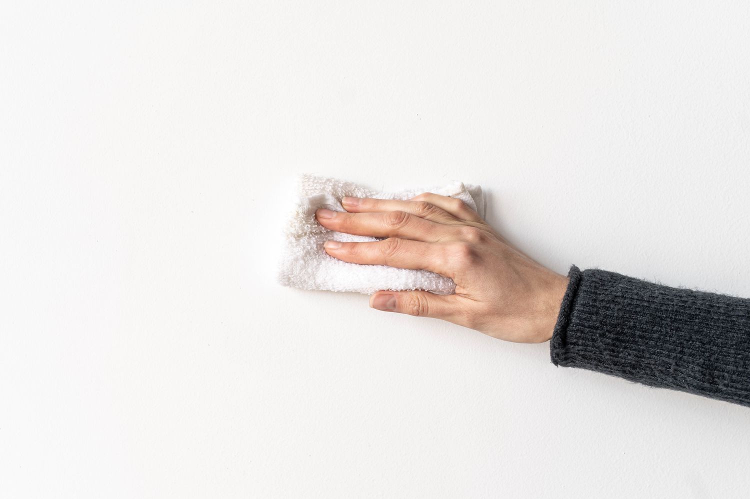 Pasta de dientes aclarada de la pared con un paño blanco húmedo