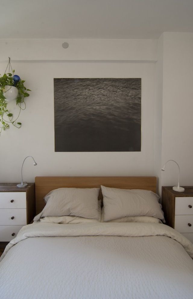 Dormitorio con una fotografía de agua
