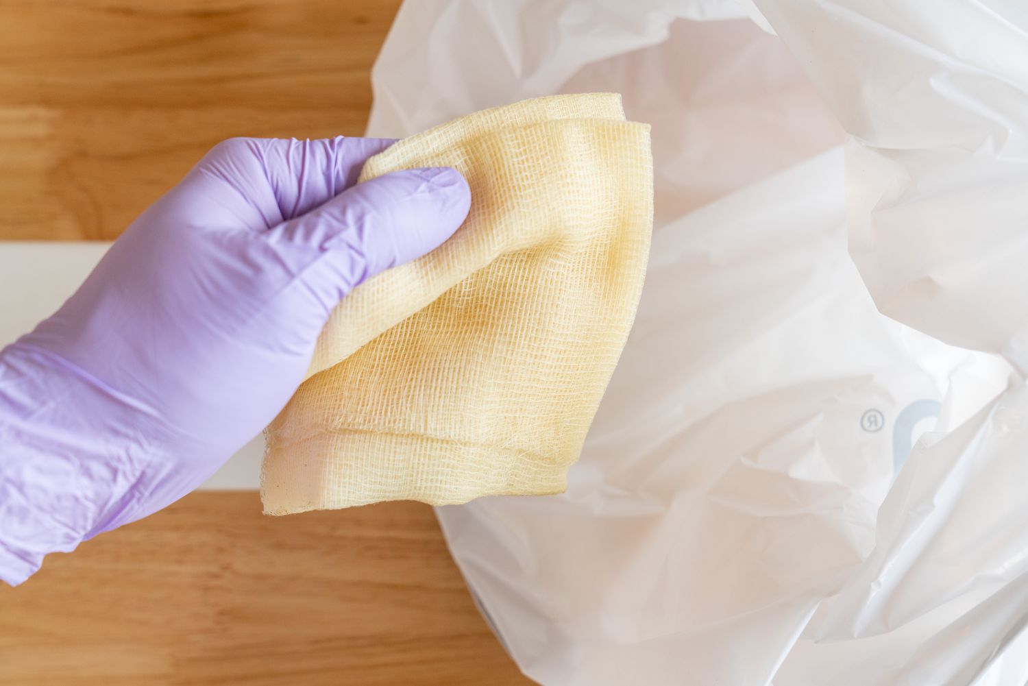 Tachuelas usadas tiradas a la bolsa de basura