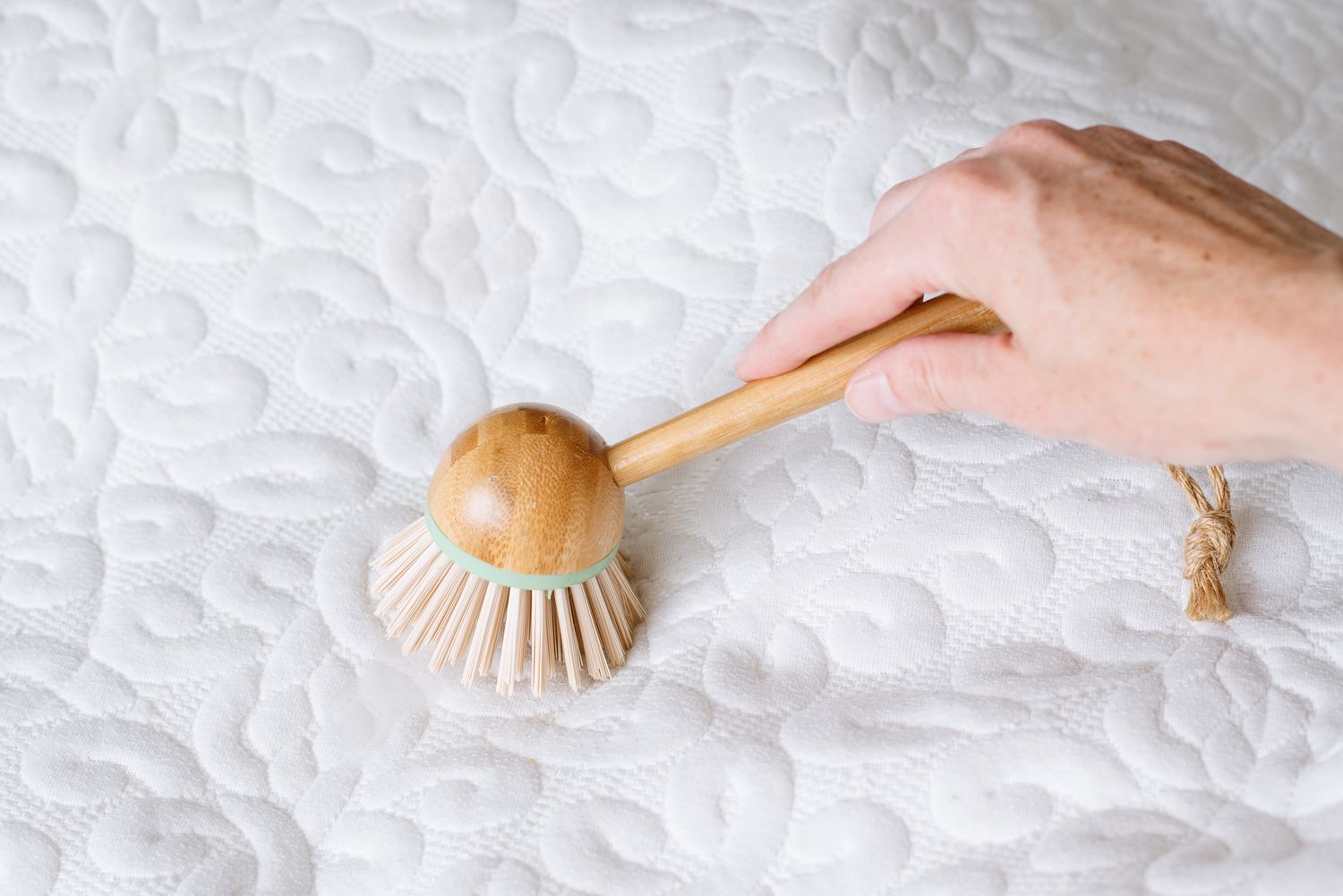Weichborstige Nylonbürste schrubbt Fleckentferner auf Matratzenschoner
