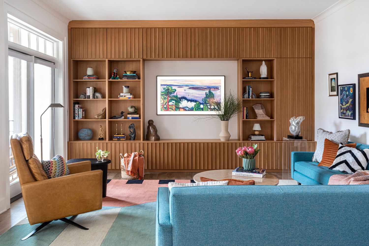 Modernes Wohnzimmer mit Holzlatten-Akzentwand