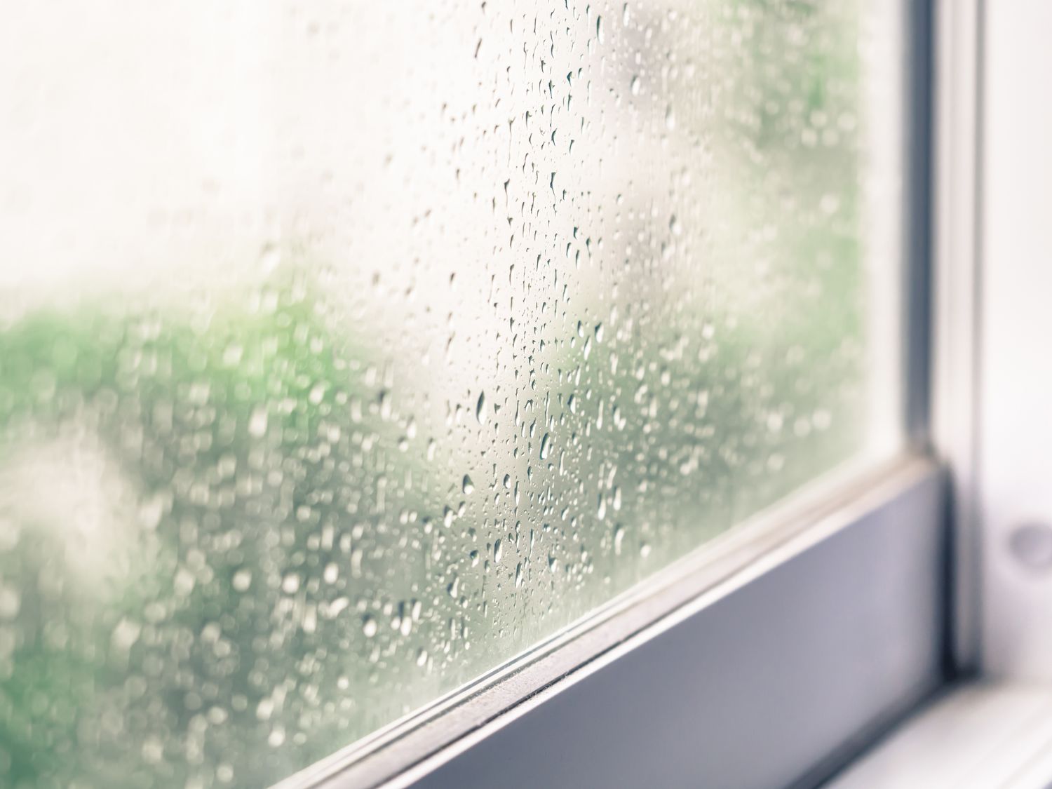 Primer plano de gotas de lluvia en el cristal de una ventana