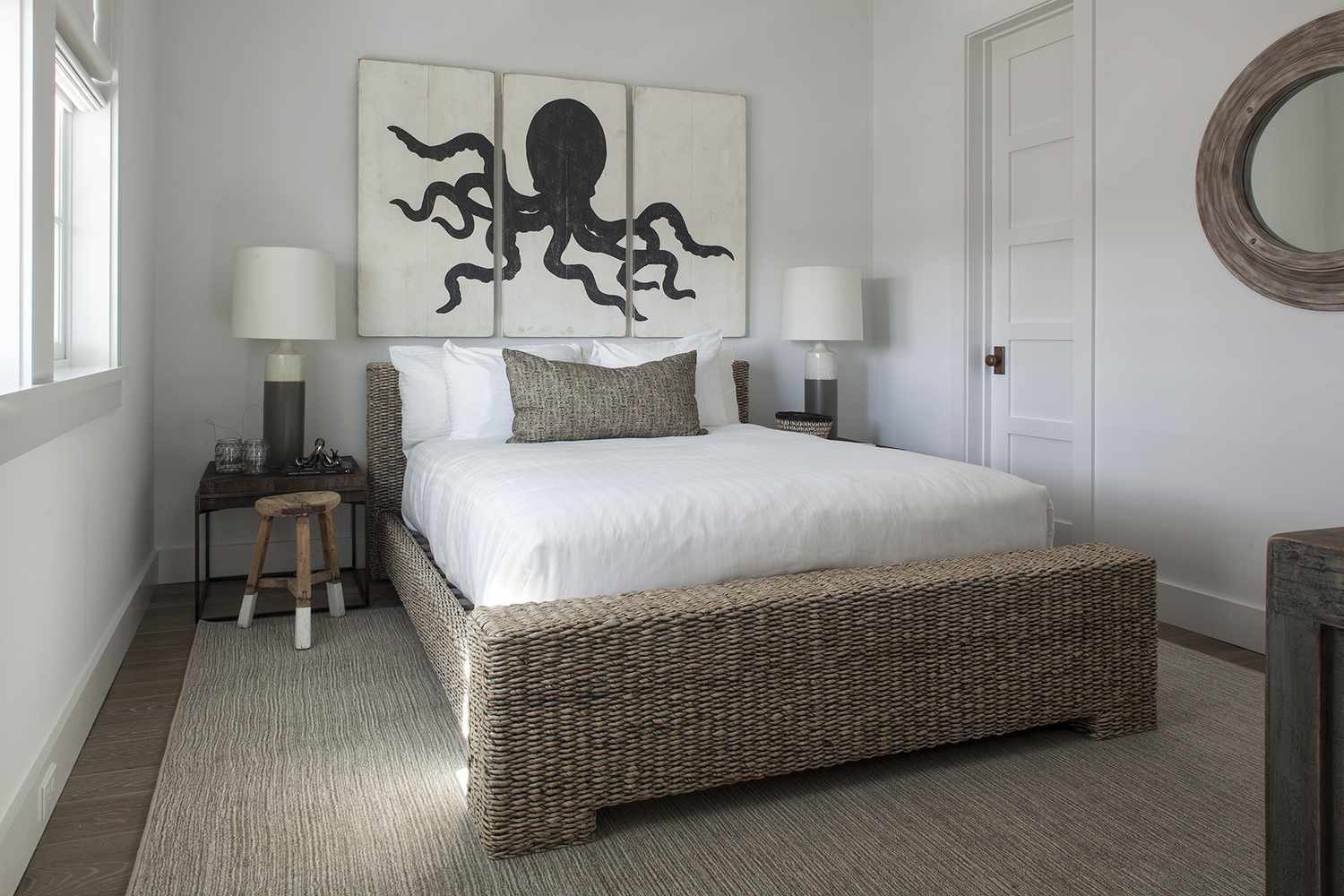 gewebtes Bett und Oktopus-Kunstdruck