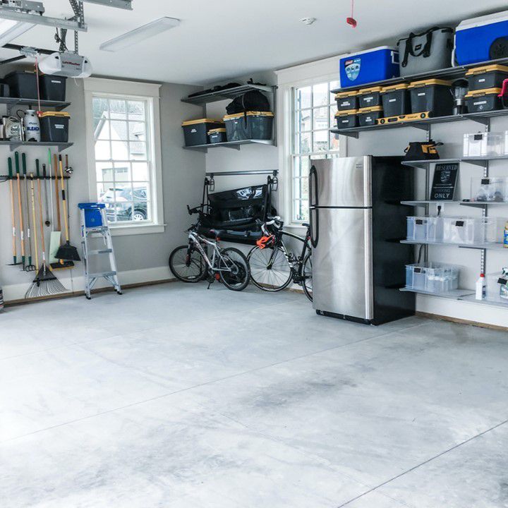 Garage avec deux fenêtres