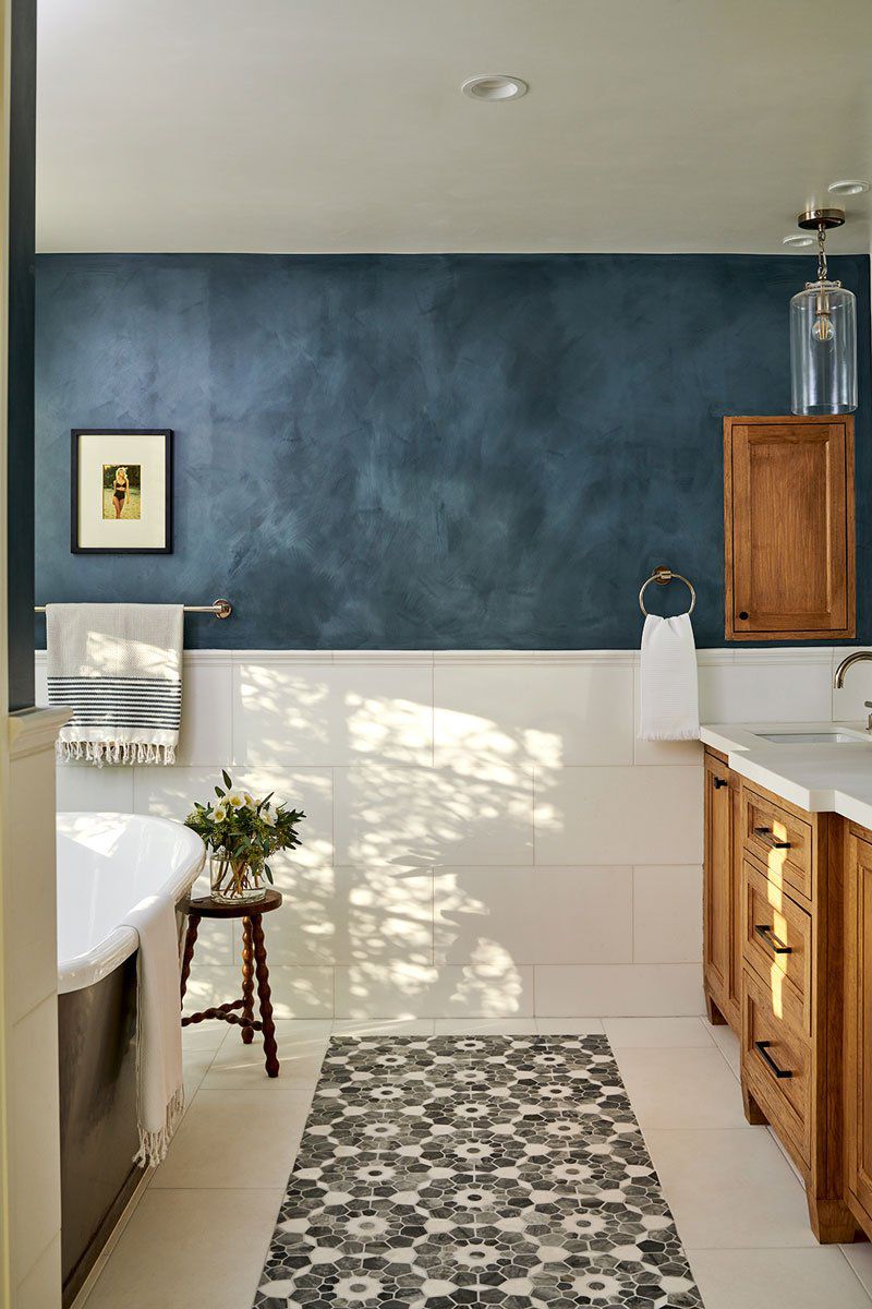 banheiro azul-marinho com azulejo quadrado branco