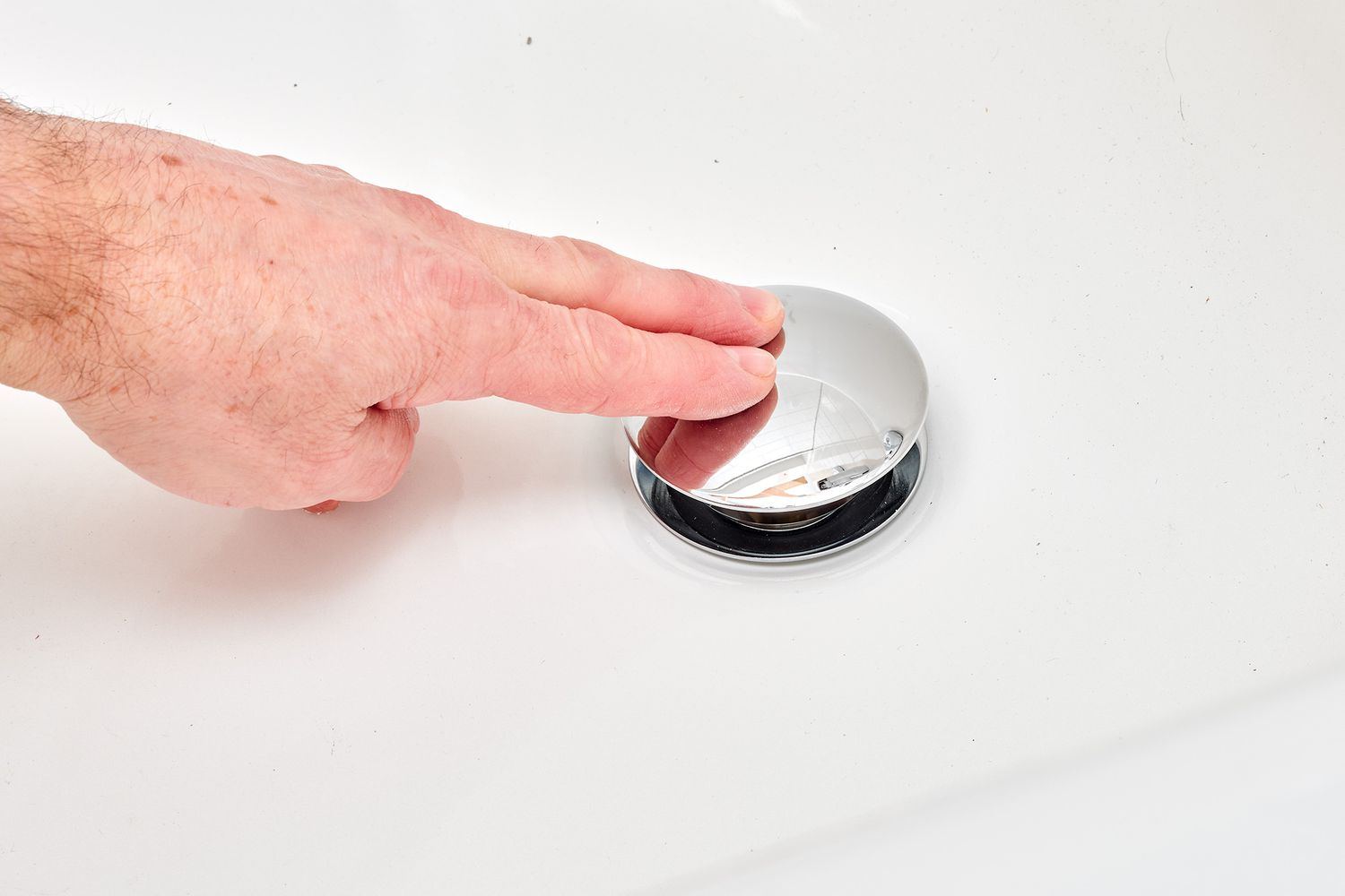 Einbau einer Stopfen-Ablaufgarnitur in einer Badewanne