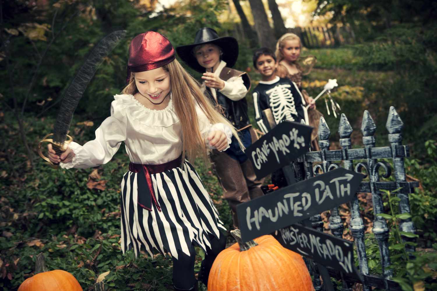 Un grupo de niños corriendo con sus disfraces de Halloween