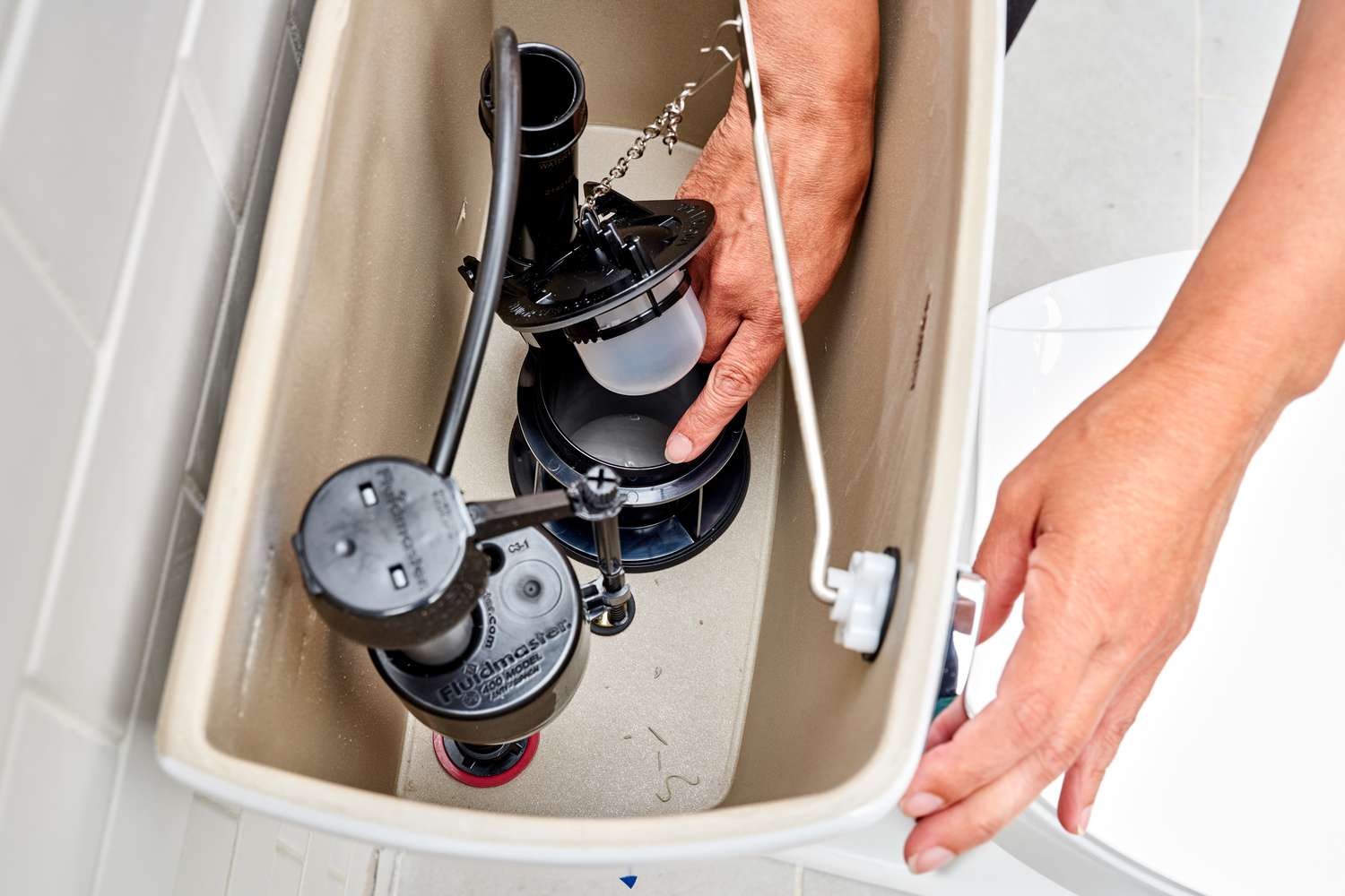 Flapper aligned with flush valve opening in toilet tank