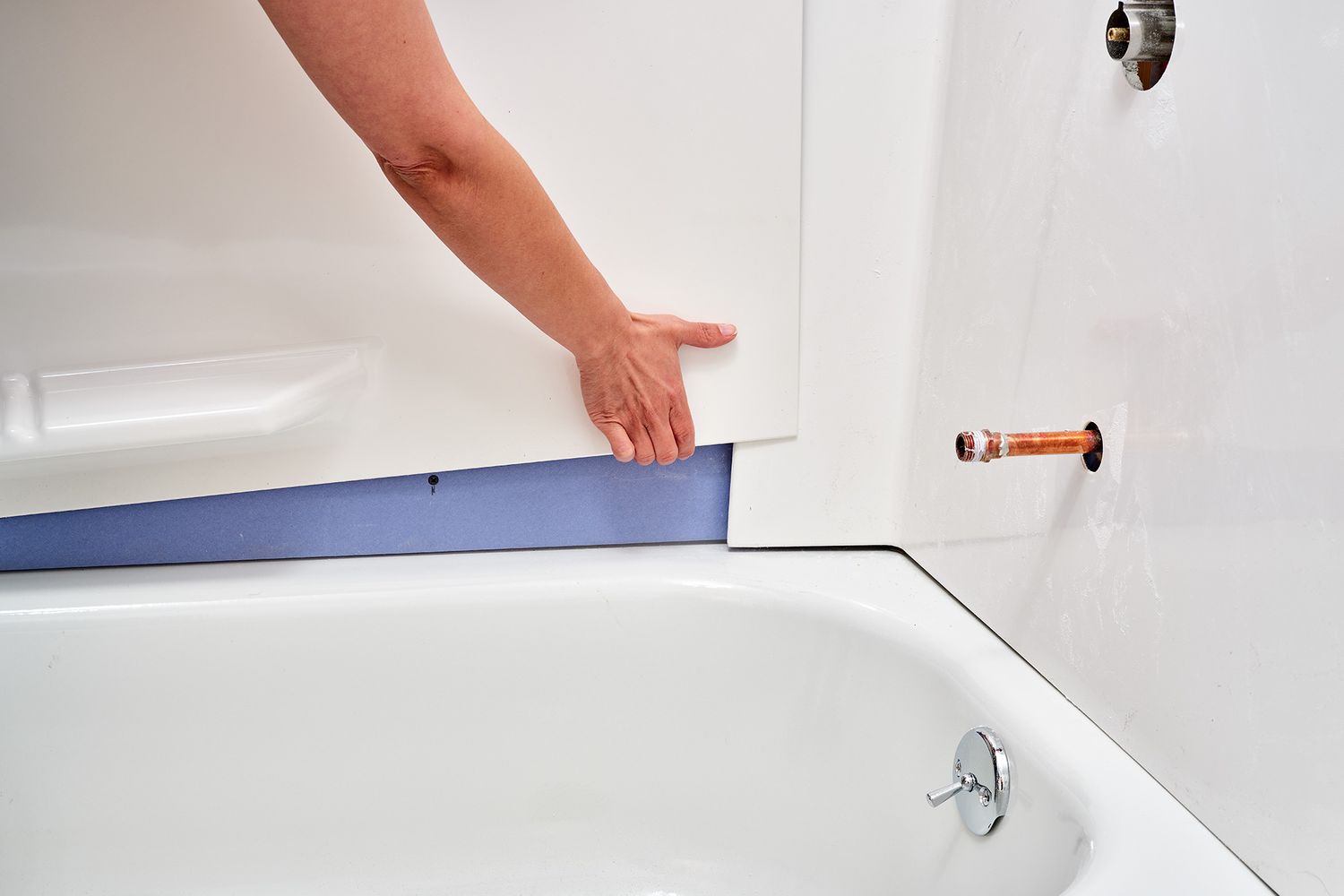 Cómo instalar paneles adhesivos para bañera o ducha