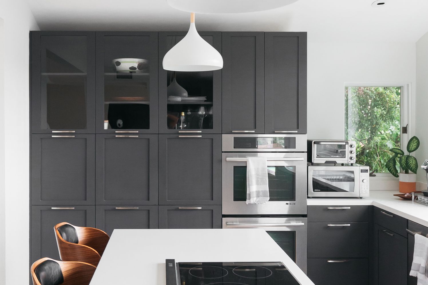 armarios grises oscuros en una cocina