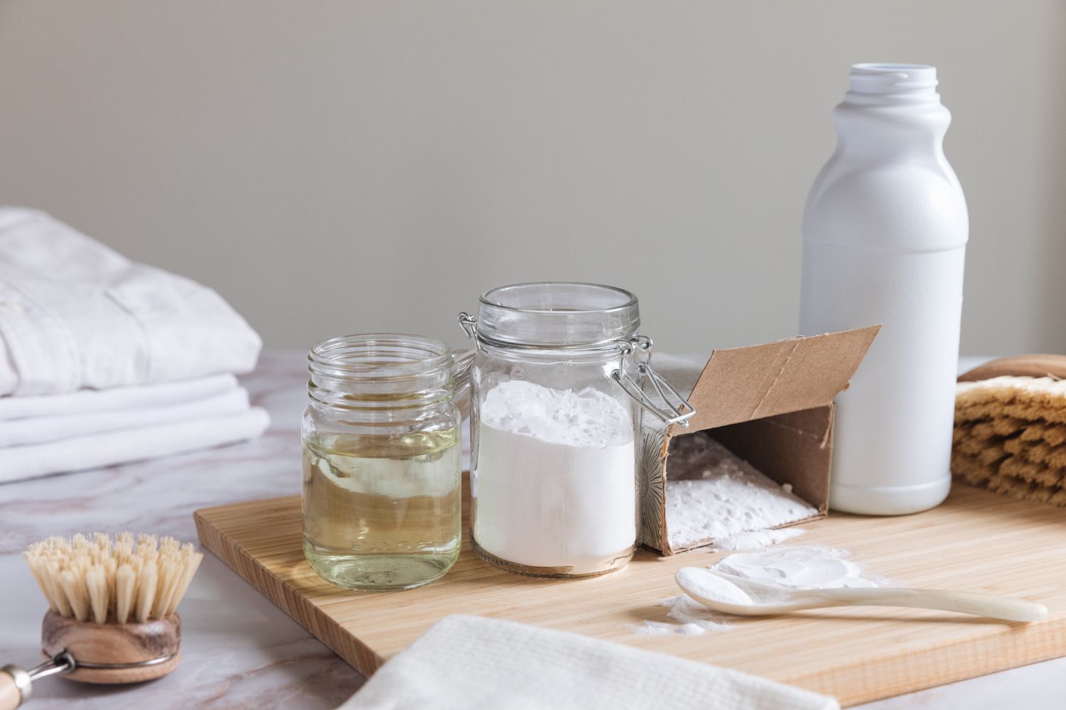 É melhor usar alvejante ou bicarbonato de sódio para roupas brancas?