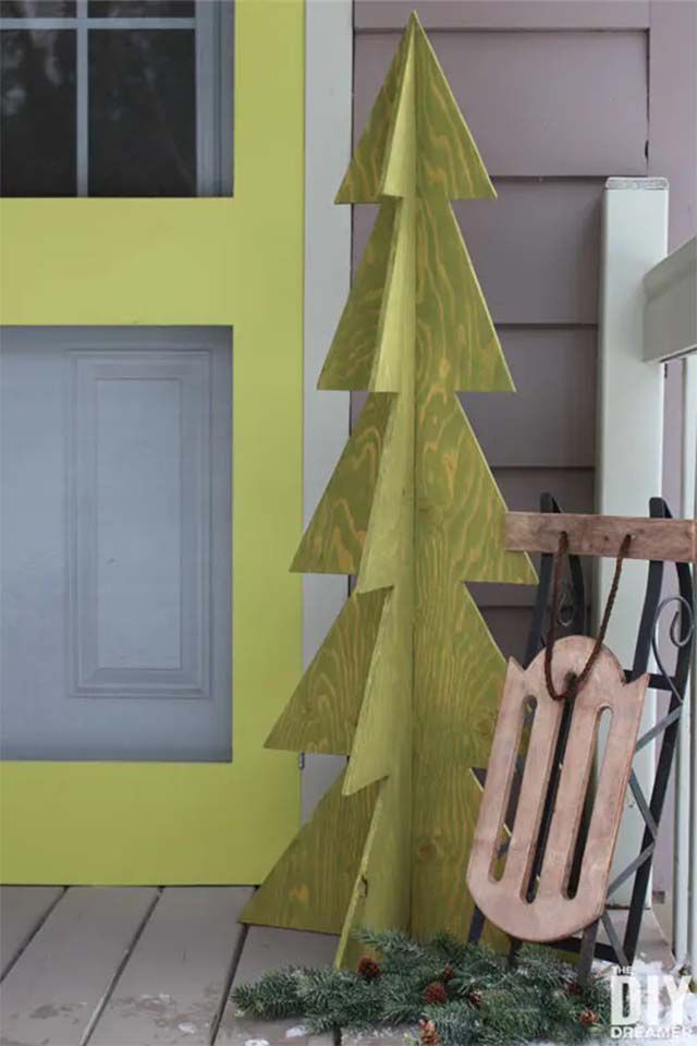 Ein grüner 3D-Weihnachtsbaum auf einer Veranda