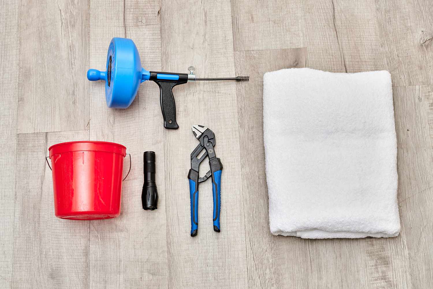Materiais e ferramentas para desentupir uma pia de cozinha com uma cobra ou broca