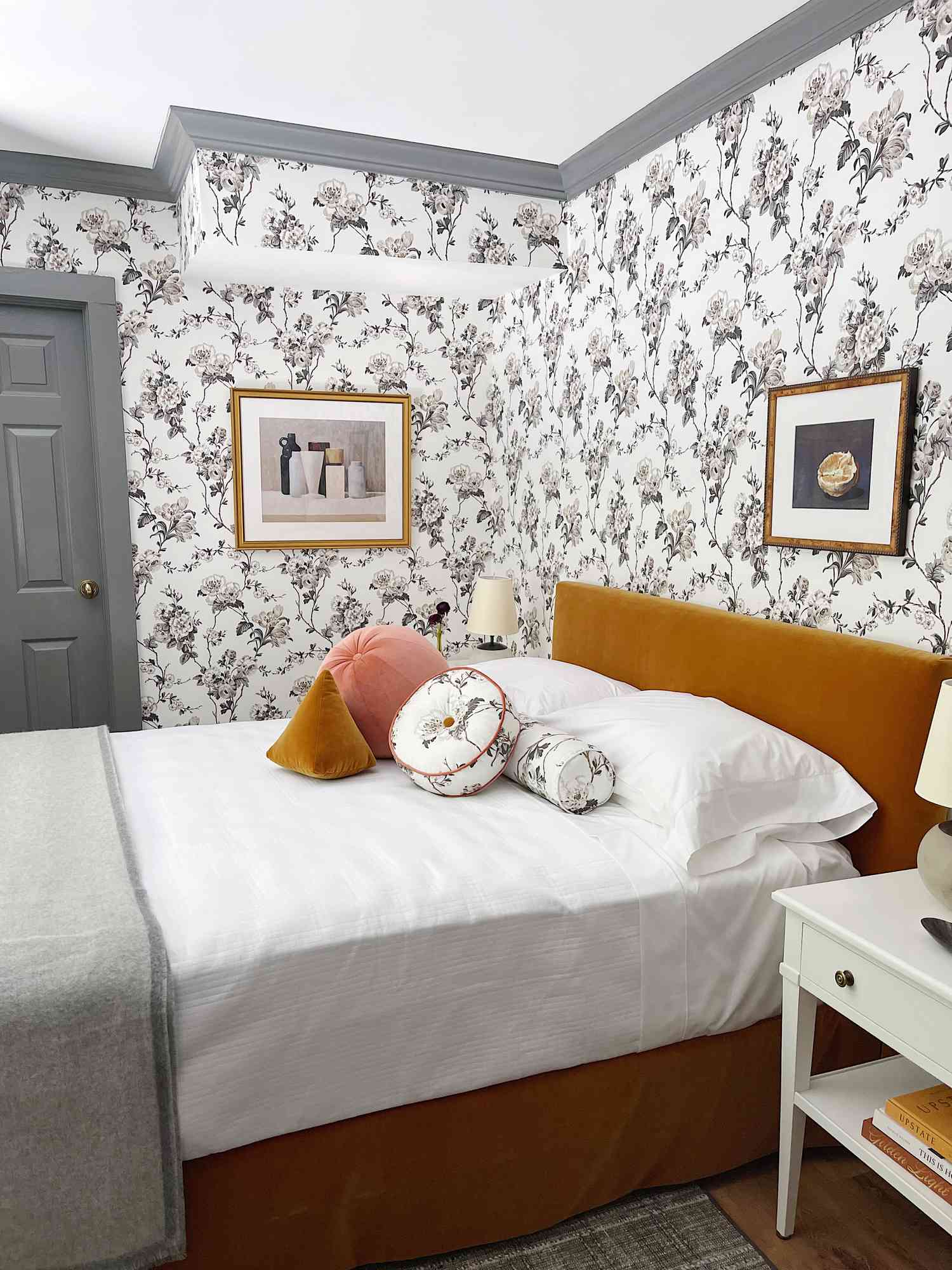 Quarto com papel de parede e estrado de cama ocre