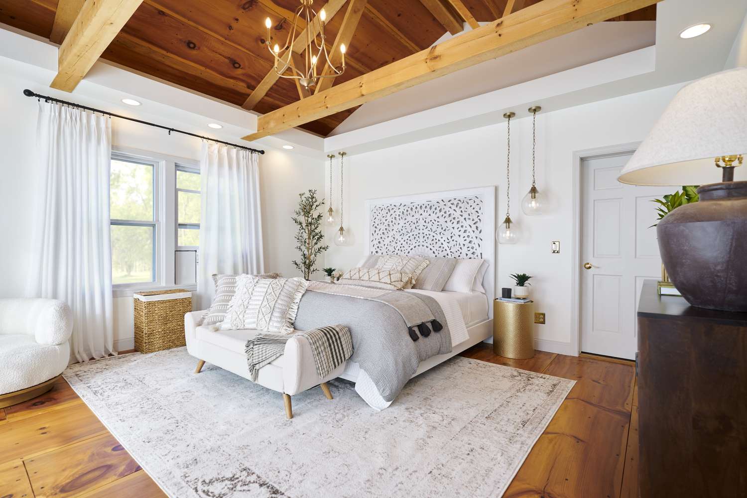 Primäres Schlafzimmer in Weiß mit gemütlichen Texturen