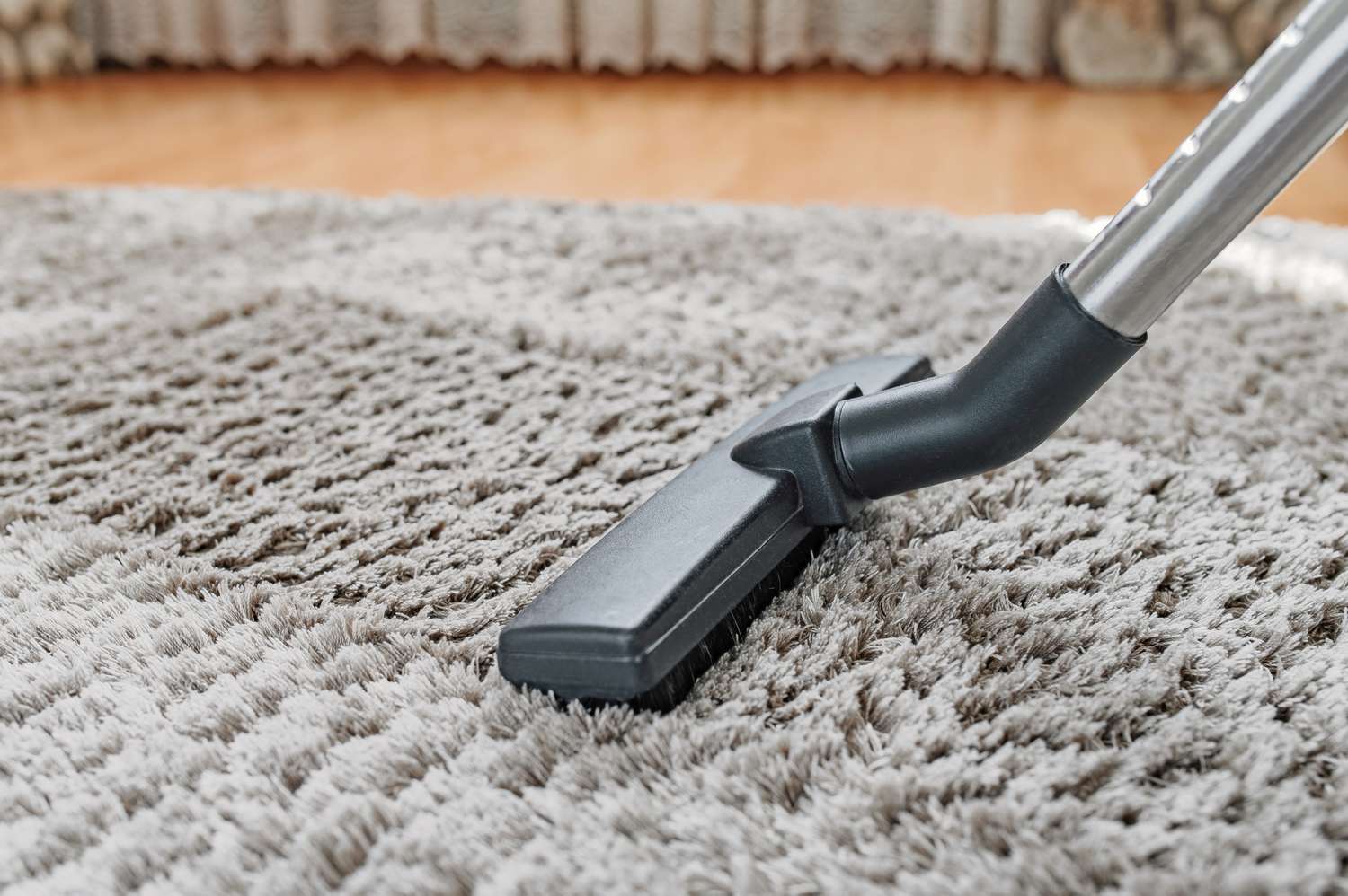 Limpiador de vapor pasando sobre las fibras de la alfombra para esponjarla