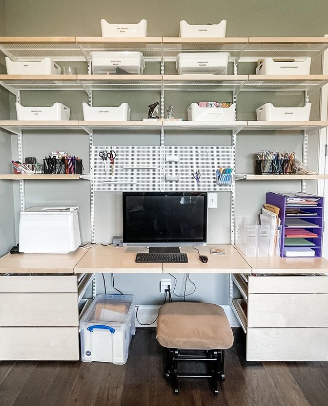 espacio de trabajo organizado con cubos y estanterías