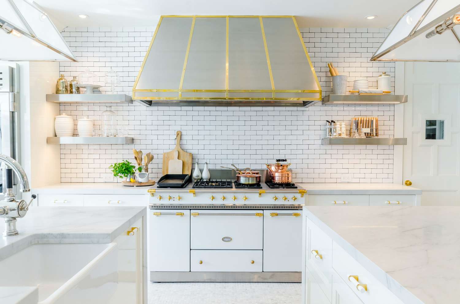Weiß-goldene Küche mit Subway-Fliesen