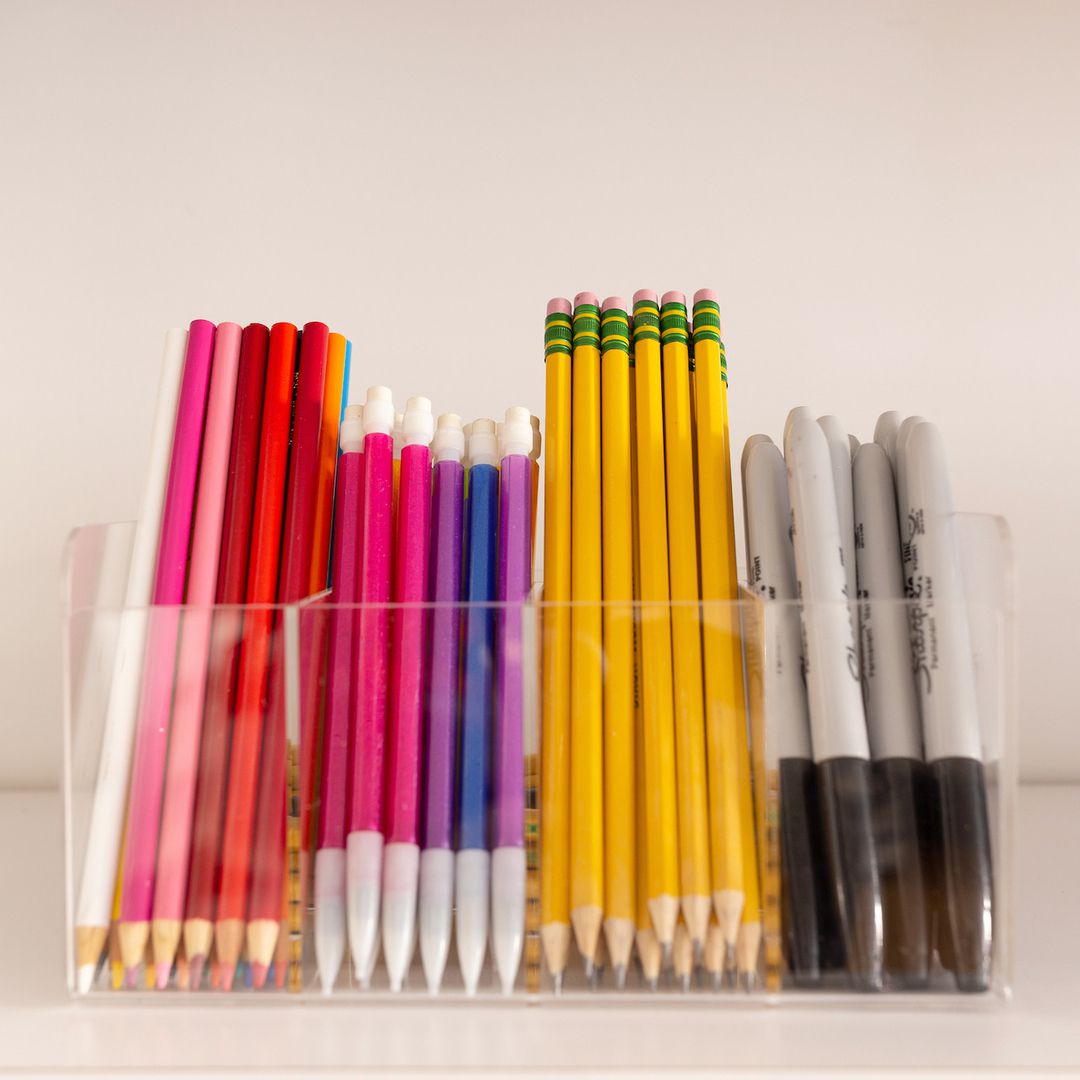 Bleistifte und Stifte in einem durchsichtigen Behälter