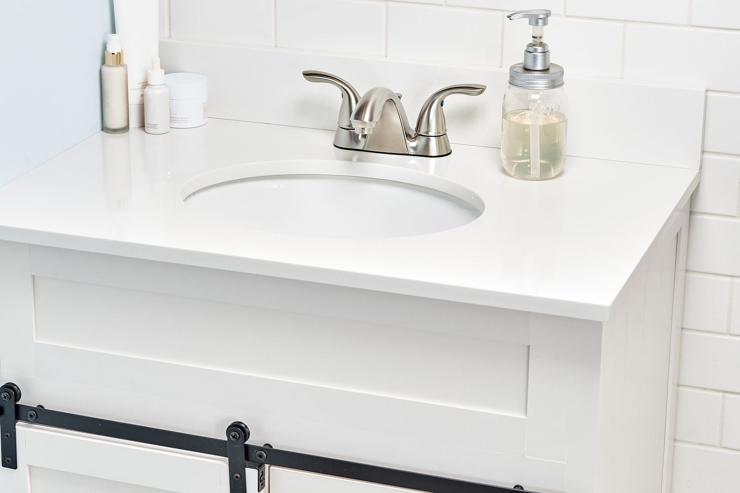Neu installierter Badezimmer-Waschtisch mit weißer Arbeitsplatte und einfachem Waschbecken