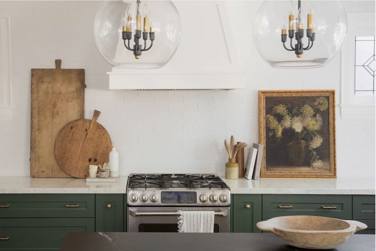 cozinha branca moderna com backsplash de tijolos brancos