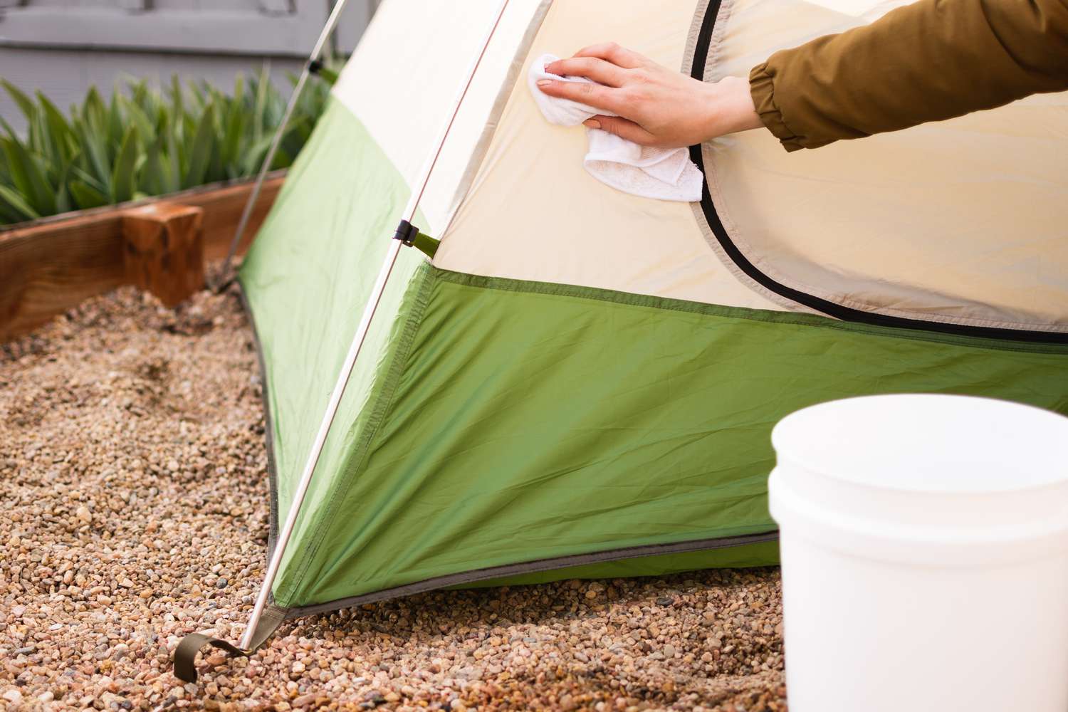 Chiffon blanc imbibé de solution de nettoyage essuyant la tente des moisissures