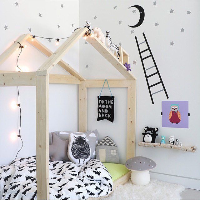 Quarto infantil em estilo nórdico com cama caprichosa com estrutura de casa.