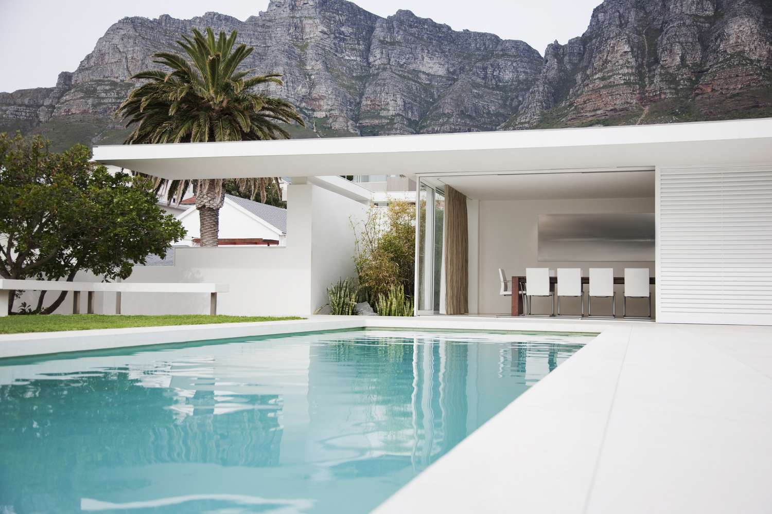 Uma casa moderna no deserto com um entorno de piscina de concreto