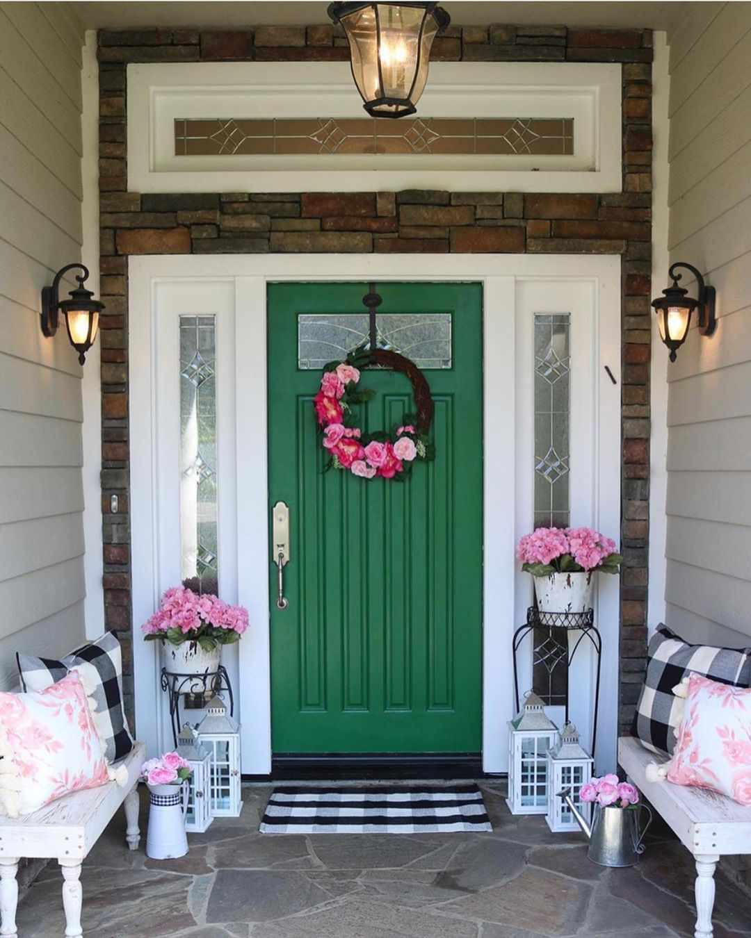 Eine kellygrüne, mit rosa Blumen verzierte Haustür