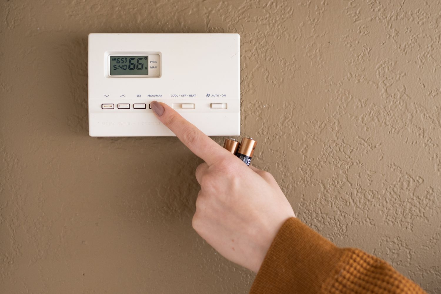 Thermostat eingestellt für wärmere Temperatur mit Ersatzbatterien