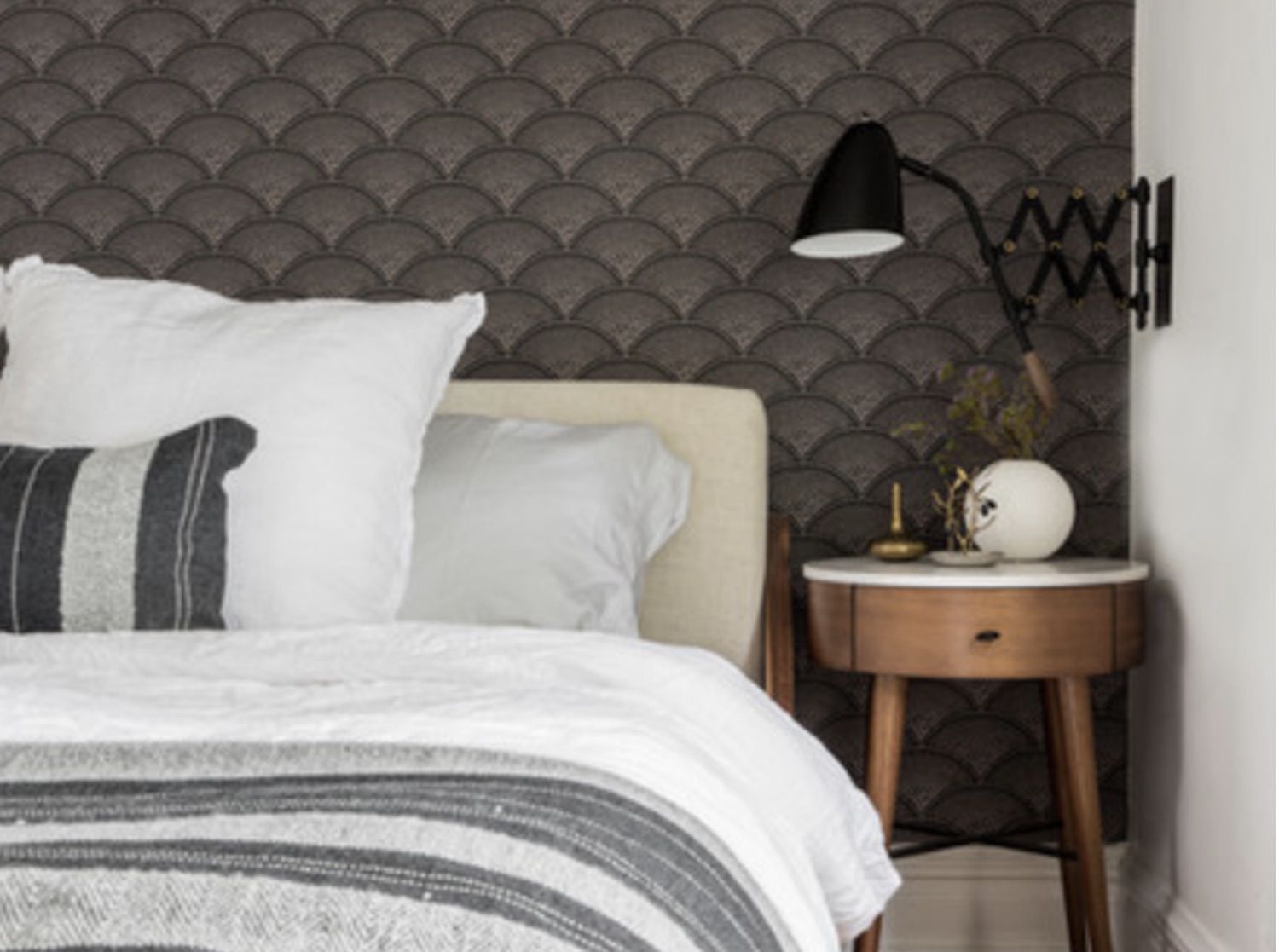 Modernes neutrales Schlafzimmer mit geometrischem Muster an der Wand