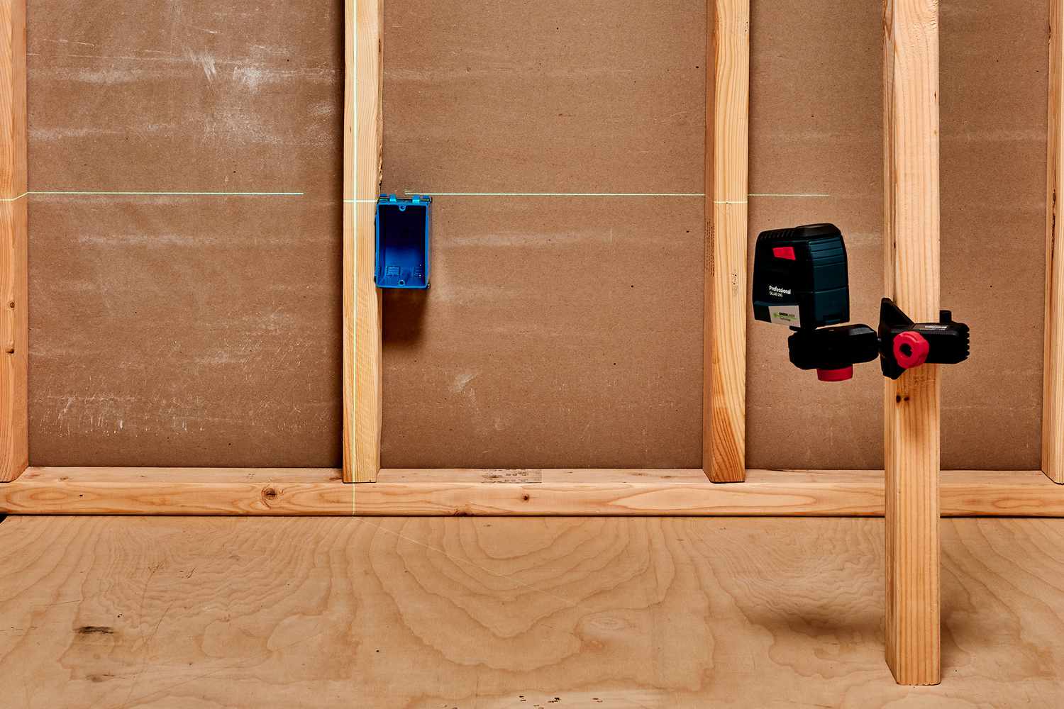 Laser-Nivelliergerät zur Bestimmung der Höhe von Wandsteckdosen oder Schaltkästen über Holzbalken